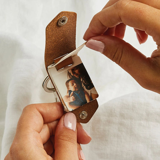 “Custom Leather Keychain with Photo Slot - Personalized Engraving - Ideal Gift for Loved Ones”